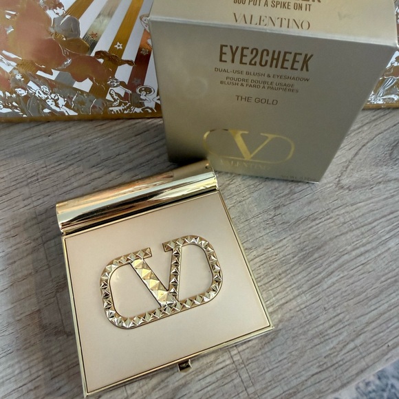 Other - Valentino eye2cheek